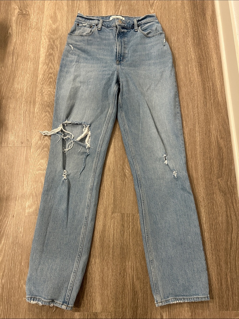 Abercrombie & Fitch - Distressed ‘90s Straight Ultra High Rise Curve Love Jeans